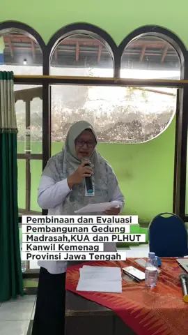 Kebumen (Humas) - Kantor Wilayah Kementerian Agama (Kanwil Kemenag) Jawa Tengah terus mengawal pelaksanaan proyek pembangunan infrastruktur pendidikan dan layanan umat yang dibiayai melalui skema Surat Berharga Syariah Negara (SBSN). Untuk memastikan berjalan lancar, Kanwil menggandeng Kejaksaan Tinggi Jawa Tengah dalam memantau progres pekerjaan di lapangan. Kanwil Kemenag Jateng berharap kolaborasi dengan Kejaksaan Tinggi mampu mencegah masalah sejak dini, sehingga seluruh pekerjaan strategis pembangunan madrasah, KUA, dan PLHUT bersumber dana SBSN dapat selesai tanpa kendala berarti. Kabid Penyelenggaraan Haji dan Umrah (PHU) Kanwil Kemenag Jateng, Fitriyanto, menyebut bahwa program SBSN Kementerian Agama sangat istimewa karena manfaatnya dapat dirasakan masyarakat secara luas.  “Mulai dari pembangunan KUA, madrasah, perguruan tinggi, hingga pelayanan haji, semuanya bisa dinikmati umat melalui dana SBSN,” ujarnya saat pembukaan acara Pembinaan dan Evaluasi pembangunan gedung madrasah, KUA dan PLHUT di Aula Kemenag Kebumen, Selasa 16 September 2025. Kegiatan evaluasi ini dihadiri oleh seluruh Pejabat Pembuat Komitmen (PPK), penyedia barang dan jasa, konsultan pengawas, para kepala madrasah, serta perwakilan Kantor Kementerian Agama kabupaten/kota di wilayah Kedu dan Banyumas. Perwakilan Kejaksaan Tinggi, Dafit Supriyanto, menegaskan, kehadirannya bersama tim hanya ingin memotret sejauh mana progres pembangunan berjalan, termasuk potensi hambatan yang muncul.  “Kami berharap seluruh kontraktor bekerja sebaik-baiknya, tepat waktu, dan sesuai spesifikasi. Masih ada sisa waktu dua bulan, manfaatkanlah seoptimal mungkin,” pesannya. Sebagai informasi, pada tahun anggaran 2025 ini, proyek SBSN di Jawa Tengah mencakup pembangunan 20 madrasah, 18 KUA, dan 2 Pelayanan Haji dan Umrah Terpadu (PLHUT), yakni di Kebumen dan Pemalang. Progres pembangunan PLHUT sendiri kini telah memasuki minggu ke-15. Sementara Kepala Kantor Kementerian Agama Kabupaten Kebumen, H. Sukarno, optimistis pembangunan PLHUT di Kebumen dapat selesai tepat waktu.  “Insyaallah pada 30 Oktober 2025, PLHUT Kebumen sudah rampung. Kami ikhlas meski nantinya aset ini akan dialihkan menjadi milik Kementerian Haji,” jelasnya. (Faozan).