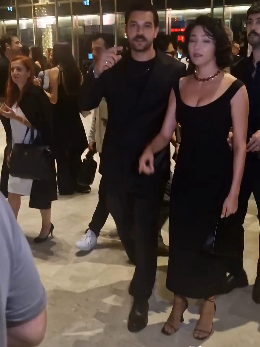 📸6 yıldır ilişkilerini gözlerden uzak yaşayan Aybüke Pusat ve Furkan Andıç çifti, Sadri Alışık Ödül töreninde ilk kez el ele görüntülendi! #aybükepusat #furkanandıç #sadrialışıködültöreni #ilkkez #görüntülendi #magazin