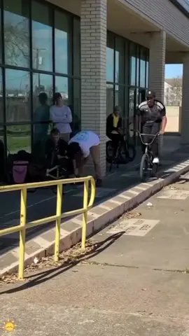 The moment of a fall whil cycling 🚴🏻‍♂️#funny #funnyvideos #fyp #tiktok #funnyfail 