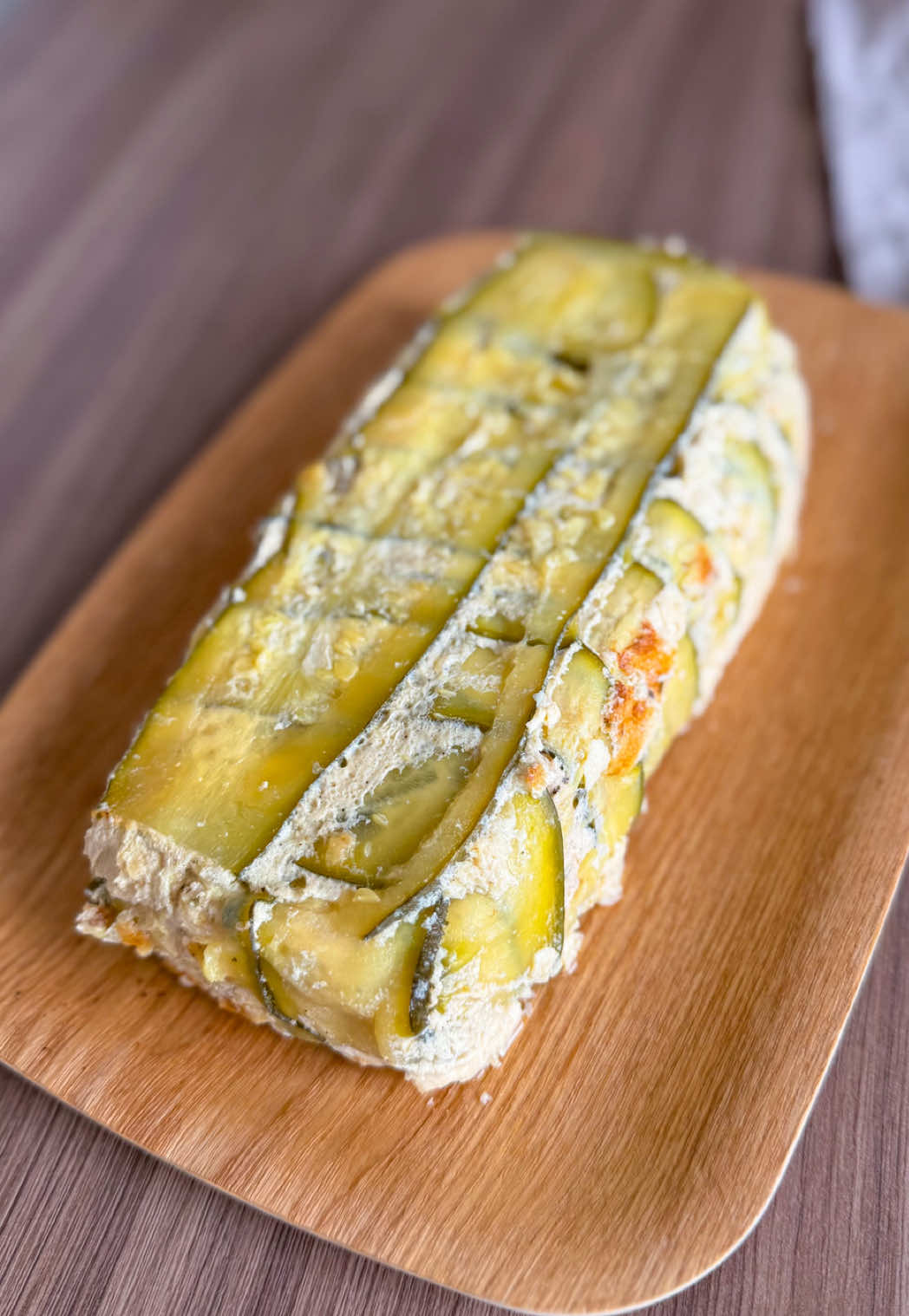 PAVÉ POULET / COURGETTES Idée originale pour manger pleins de protéines et des légumes de façon gourmande 😋 INGRÉDIENTS : 2 courgettes 4 œufs 200g crème fraîche légère 500g blanc de poulet à couper en dés 150g de mozzarella râpée  Sel, poivre, ail, herbes de Provence, basilic  Cuisson au four 1h à 180 degrés  #proteine #recettehealthy #oeuf #poulet #courgette 