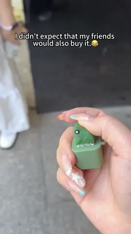 The frog button vs. my self-control… who won? 🐸🐸🐸#StressRelief #FunnyGadget #FidgetToy #DuckButton #FrogButton 