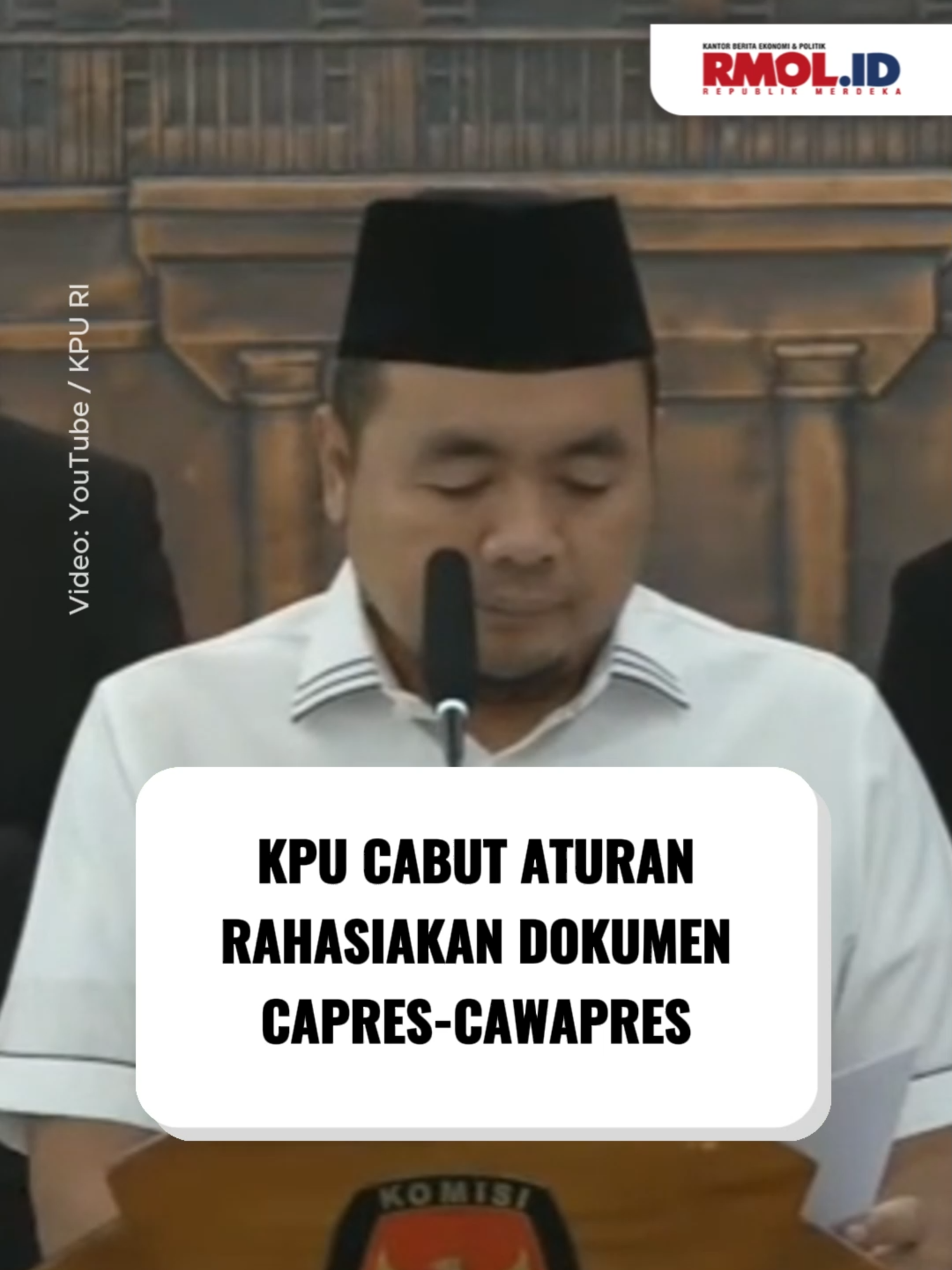 KPU Cabut Aturan Rahasiakan Dokumen Capres-Cawapres KPU resmi mencabut Keputusan Nomor 731 Tahun 2025 yang sebelumnya menetapkan 16 dokumen persyaratan capres-cawapres sebagai informasi tertutup. Ketua KPU RI Mochammad Afifuddin menjelaskan, keputusan itu diambil usai rapat khusus bersama enam komisioner lain di Kantor KPU, Jakarta Pusat, Selasa, 16 September 2025. Menurut Afif, pencabutan dilakukan untuk meredam isu politik praktis dan membantah anggapan bahwa aturan itu dibuat untuk melindungi pihak manapun. Ia menambahkan, KPU juga akan berkoordinasi dengan Komisi Informasi Publik agar regulasi ke depan sesuai prinsip keterbukaan. Video Editor: Pondra Irawan  #rmol #rmolid #republikmerdekaonline #kpu #kpuri #dokumencaprescawapres #persyaratancaprescawapres #pemilu #capres #cawapres