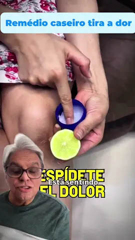 Dor nos joelhos ou articulações? Esse truque caseiro simples pode ajudar a aliviar o incômodo! Misturando limão, mentol (ou Vick VapoRub) e um pouco de sal, você cria uma pastinha natural para aplicar diretamente nos joelhos. Use duas vezes ao dia e sinta o alívio. ‹ Ingredientes: 1/2 limão 1 colher (sopa) de Vick Vaporub ou mentol 1 pitada de sal * Modo de preparo: Esprema levemente o suco do limão e misture com o Vick Vaporub. Acrescente o sal e mexa bem até formar uma pastinha. Aplique diretamente nos joelhos ou articulações doloridas, massageando suavemente. Repita 2 vezes ao dia. Dica extra: Para potencializar o efeito, envolva o joelho com um pano morno após a aplicação. O calor ajuda a penetrar melhor os ativos e aumenta a sensação de relaxamento. Créditos:@postresyalgomas33 #remédionatural #saudeemcasa #vidasaudavel #dorarticular #vidapráticacriativa • Aviso Legal Os conteúdos desta página são informativos e não substituem a consulta com um médico. Não estabelece consulta médico-paciente via redes sociais e não indica tratamento. Sempre procure um profissional de saúde para uma avaliação completa e um diagnóstico preciso. A request to the owners : if you do not want your content to be remixed and published on our page, please contact us via DM, and we will resolve or delete it immediately. Thank you