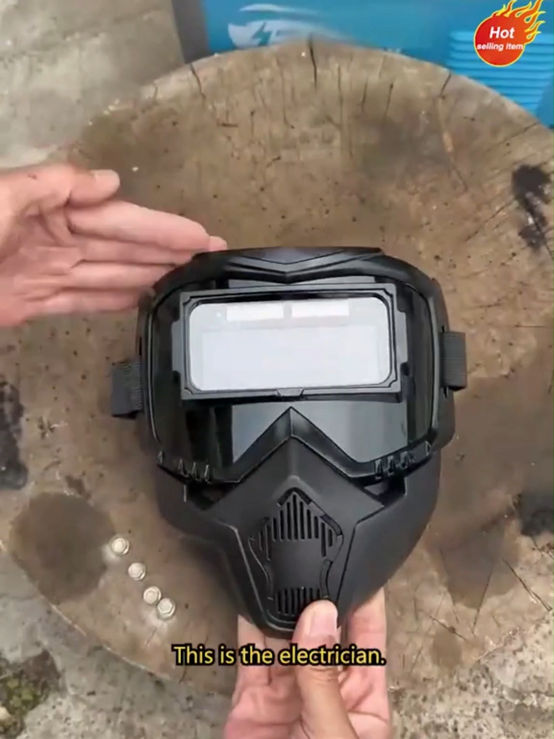👨‍🏭 راك تسودي بلا حماية؟ خطر كبير على عينيك ووجهك! القناع الأوتوماتيكي للحام جاب الحل ✅ 🔹 يحميك من الشرر والأشعة فوق البنفسجية وتحت الحمراء. 🔹 العدسة تتبدل وتضلام وحدها في جزء من الثانية كي تبدأ تخدم. 🔹 خفيف ومريح، تقدر تلبسو وقت طويل بلا ما تحس بيه. 🔹 شريط قابل للتعديل باش يركب على أي راس. 💯 دير خدمتك بأمان… صحتك تستاهل! 👉 اطلبه اليوم وخلي الحماية ديمة معاك.