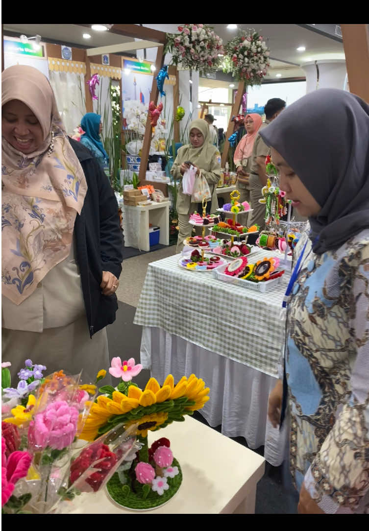 Sekali kali aku nya in frame gpp kan yaaa, jangan cuma produk”nya doang😂😂 #bazar #balaikotadkijakarta #umkm #umkmindonesia #kawatbulu 