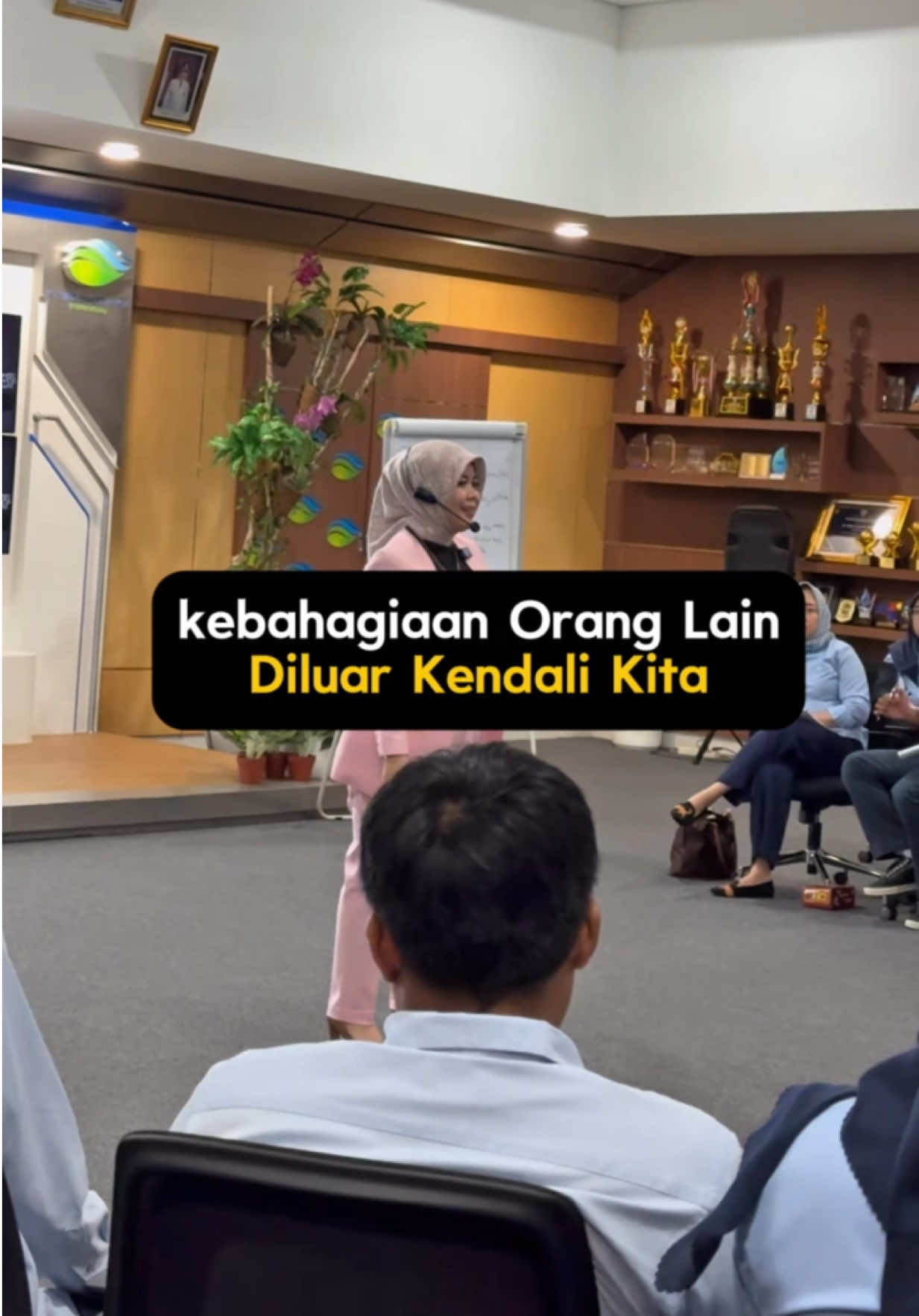 🌿 Bahagia Itu Dimulai dari Diri Sendiri 🌿 Kebahagiaan orang lain sesungguhnya di luar kendali kita. Tugas kita hanyalah mengupayakan. Tapi coba renungkan sejenak… ✨ Bagaimana kita bisa membahagiakan orang tua kalau setiap hari kita justru uring-uringan di hadapannya? ✨ Bagaimana kita bisa membuat pasangan tersenyum kalau emosi kita sendiri masih labil? ✨ Bagaimana kita bisa bersedekah Rp100 ribu kalau kita bahkan belum punya Rp100 ribu itu? Artinya, sebelum menyalakan cahaya untuk orang lain, kita harus menyalakan cahaya di dalam diri sendiri dulu. Caranya? 1️⃣ Menerima – diri kita apa adanya, termasuk kekurangan. 2️⃣ Bersyukur – atas sekecil apapun nikmat yang Allah titipkan. 3️⃣ Memaafkan – masa lalu, diri sendiri, maupun orang lain. 4️⃣ Tawakal – serahkan hasil akhirnya hanya kepada Allah. Ketika hati kita penuh, barulah kita bisa mengalirkan kebahagiaan untuk orang lain tanpa merasa kosong. Karena, bahagia itu ditularkan, bukan dipaksakan. 💫 In Frame : Tirta Asasta Depok (PDAM Depok)  Trainer : @iin.supriyatin.ultimate  Ultimate Service Consulting . . #dailymotivation #serviceexcellence #ServiceExcellent #ServiceExpert #trainerindonesia 