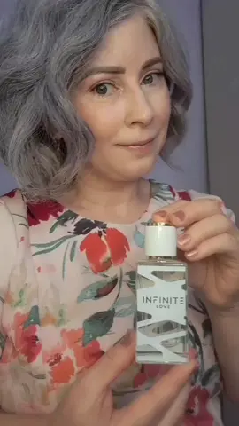 Parfumurile Infinite Love sunt inspirate din parfumuri celebre, au o persistență super bună și nu costă mult să miroși scump ! Mi-am dorit 2 parfumuri diferite ca aromă unul să-l port ziua și unul să-l port seara. ✔️ Alegerile mele au fost K122 și K37  K122 cu note de rodie, bujor și ambră un parfum dulce, jucauș ce mă duce cu gândul la o grădină cu flori și ador să-l port ziua ! 🩷 Este inspirat din Versace Bright Crystal. K37 cu note de gardenie, coriandru și paciuli un parfum elegant, clasic și sofisticat ce ador să-l port seara ! ❤️ Este inspirat din Gucci Rush. Pe Infinite Love găsiți parfumuri pentru fiecare stil.  Fie ca preferi notele florale, fructate sau acorduri lemnoase persistența parfumurilor te însoțește toată ziua ! #infinitelove #parfumuriinfinitelove #persistenta #recomandare #parfumuri  @infiniteloveperfume 