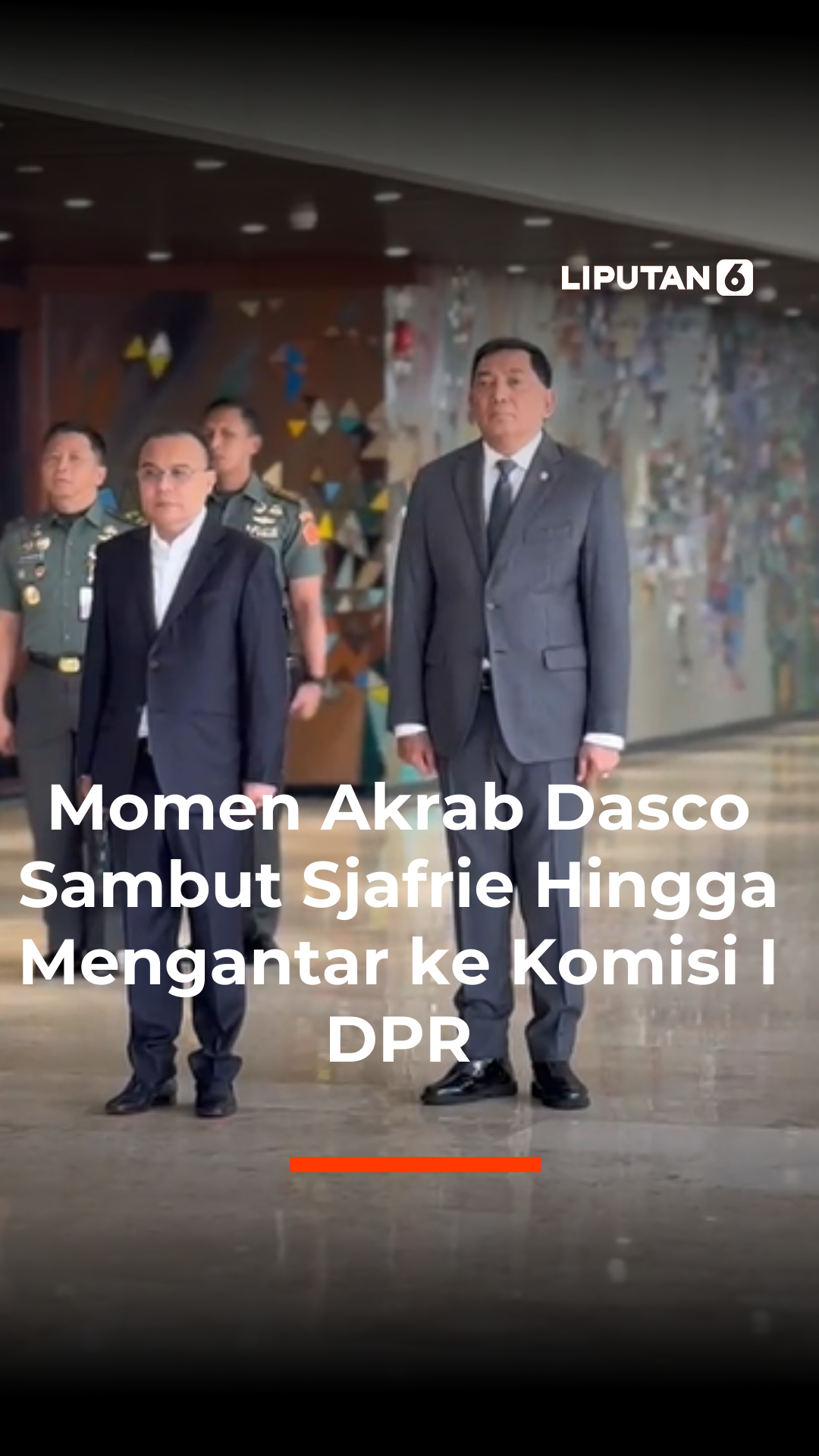 Wakil Ketua DPR Sufmi Dasco Ahmad menyambut Menteri Pertahanan Sjafrie Sjamsoeddin di kompleks parlemen sebelum rapat dengan Komisi I DPR, Selasa (16/9/2025). Pertemuan keduanya berlangsung akrab dengan penuh senyum, berbincang di ruang pimpinan DPR hingga berjalan bersama menuju ruang rapat. Sjafrie menilai momen itu sebagai wujud soliditas eksekutif-legislatif serta hubungan baik yang sudah terjalin lama, mengingat keduanya sama-sama berasal dari Partai Gerindra. #liputan6dotcom #Intrnike #lip6an