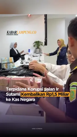 Kejaksaan Negeri Bandarlampung, kembali menyetorkan pembayaran uang pengganti kerugian negara dalam perkara Tindak Pidana Korupsi pembangunan Jalan Ir Sutami tahun anggaran 2018-2019, Rabu (16/09/25). Uang yang disetorkan tersebut sejumlah Rp.1.500.000.000 (satu miliyar lima ratus juta rupiah) dari terpidana a.n Hengki Widodo alias Engsit sebagai pelaksanaan Putusan Pengadilan Tipikor pada Pengadilan Negeri Tanjungkarang Nomor : 7/Pid.Sus-TPK/PN.Tjk/2023. Kasi Intelijen Kejaksaan Negeri Bandarlampung  M. Angga Mahatama mengatakan penyetoran uang pengganti kerugian negara tersebut disetorkan oleh Bidang Tindak Pidana Khusus Kejari Bandar Lampung  melalui Bendahara Penerima Kejari Bandar Lampung ke kas negara sebagai PNBP (Penerimaan Negara Bukan Pajak). 