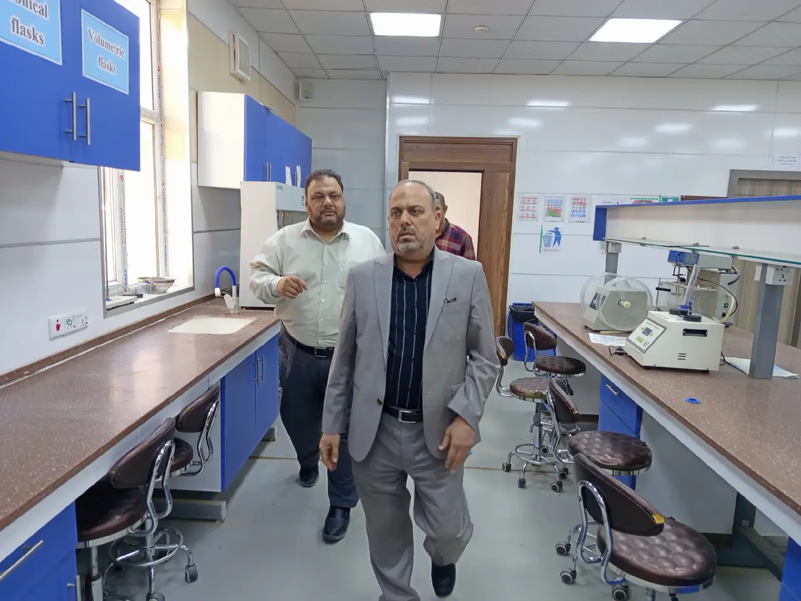كلية الصيدلة جامعة جابر بن حيان للعلوم الطبية والصيدلانية تتهيأ لاستقبال العام الدراسي الجديد  تفقد السيد عميد كلية الصيدلة أ.د مضر عبد المنعم الحيدري وبرفقتة أ.م.د ليث علي فخر الدين القاعات الدراسية والمختبرات  وخلال التفقد اكد السيد عميد كلية الصيدلة حرص الكلية على استكمال جميع متطلبات الانطلاق بعام دراسي ناجح مشيرآٓ إلى تهيئة القاعات الدراسية والمختبرات العلمية فضلآٓ عن اماكن الاستراحة والمرافق الخدمية بما يضمن بيئة تعليمية متكاملة للطلبة  كما شدد السيد العميد على متابعة جهود الاعمار والتاهيل وفق المعايير والمواصفات والتوقيتات الزمنية المحددة لإنجاز المشاريع الحيوية مع ضرورة استكمال المستلزمات العلمية واللوجستية قبل استقبال الطلبة في عامهم الدراسي الجديد  وتأتي هذا النشاط منسجمآٓ مع اهداف التنمية المستدامة التي تسعى الكلية إلى تحقيقها