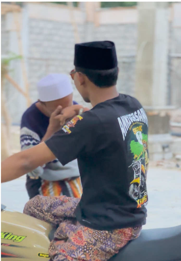 Pesona gus muda gagah berwibawa dgn motor RX king nya ❤️. Istimewa tenan . Jangan lupa bolo besok Rabu jam 3 sore riding sareng gus Ellham Yahya . #viralvideo #viral #gusellhamyahya #fypシ゚viral #viralvideotiktok @MT. IBADALLAH OFFICIAL 