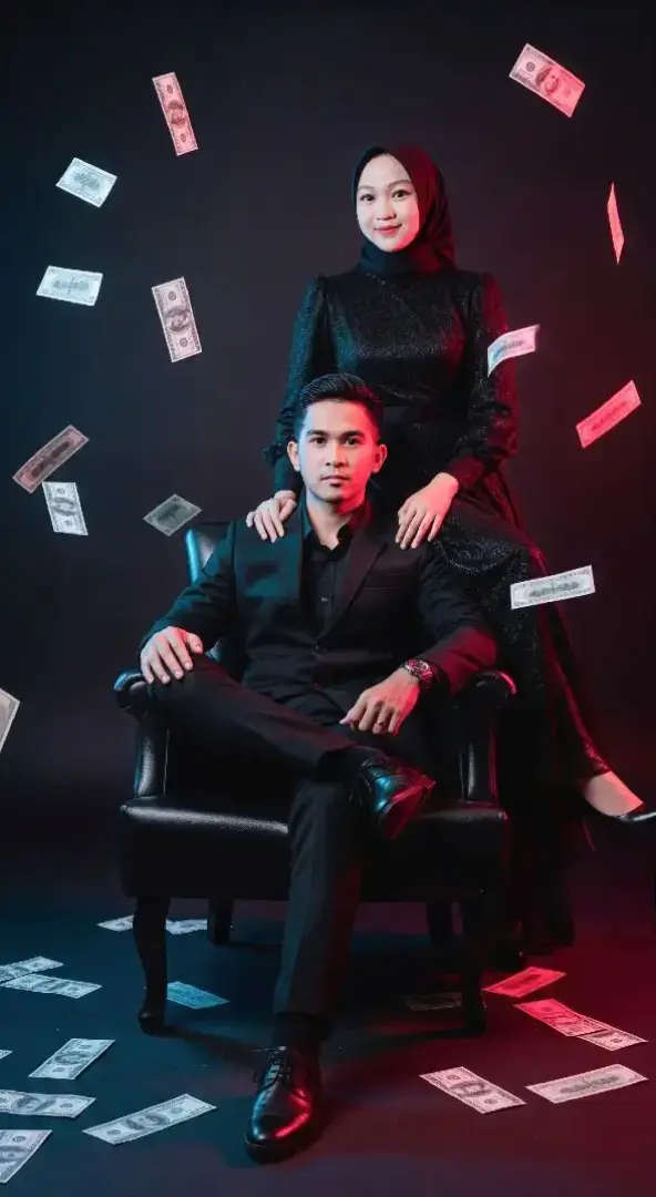 #geminiai #gemini #prompt #prompterchallenge  “Foto pasangan suami istri dengan wajah persis seperti di foto, bergaya mafia classy di ruangan bergaya vintage-luxury (kursi kulit hitam, meja kayu gelap, lampu gantung temaram). Suami memakai jas hitam slim fit dengan kemeja hitam dan dasi merah gelap, sambil duduk dengan tatapan tegas. Istri berdiri di samping dengan dress hitam panjang elegan belahan samping, rambut terurai bergaya glamor, memegang gelas wine. Ekspresi keduanya percaya diri, aura misterius dan berkuasa seperti pasangan mafia elit. Lighting dramatis, nuansa cinematic.”