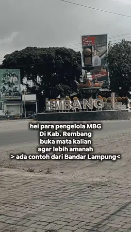 Masyarakat di Kabupaten Rembang mendesak supaya pengelola satuan pelayanan pemenuhan gizi (SPPG) Makan Bergizi Gratis (MBG) untuk lebih amanah dalam membuat menu untuk penerima manfaat. Hal itu menyusul dugaan ada nilai menu MBG tidak sesuai dengan ketentuan, yakni Rp 10 Ribu per porsi. Warga ingin Pemkab Rembang membuka nomor layanan aduan, untuk menyampaikan keluhan kalau ada temuan dugaan penyimpangan program MBG, supaya untuk evaluasi perbaikan kedepan. Wakil Bupati Rembang sekaligus Ketua Satgas MBG Kabupaten Rembang, Moch. Hanies Cholil Barro' menyatakan pihaknya akan menyesuaikan dengan petunjuk teknis (Juknis) pelaksanaan MBG, termasuk kemungkinan membuka nomor aduan. 