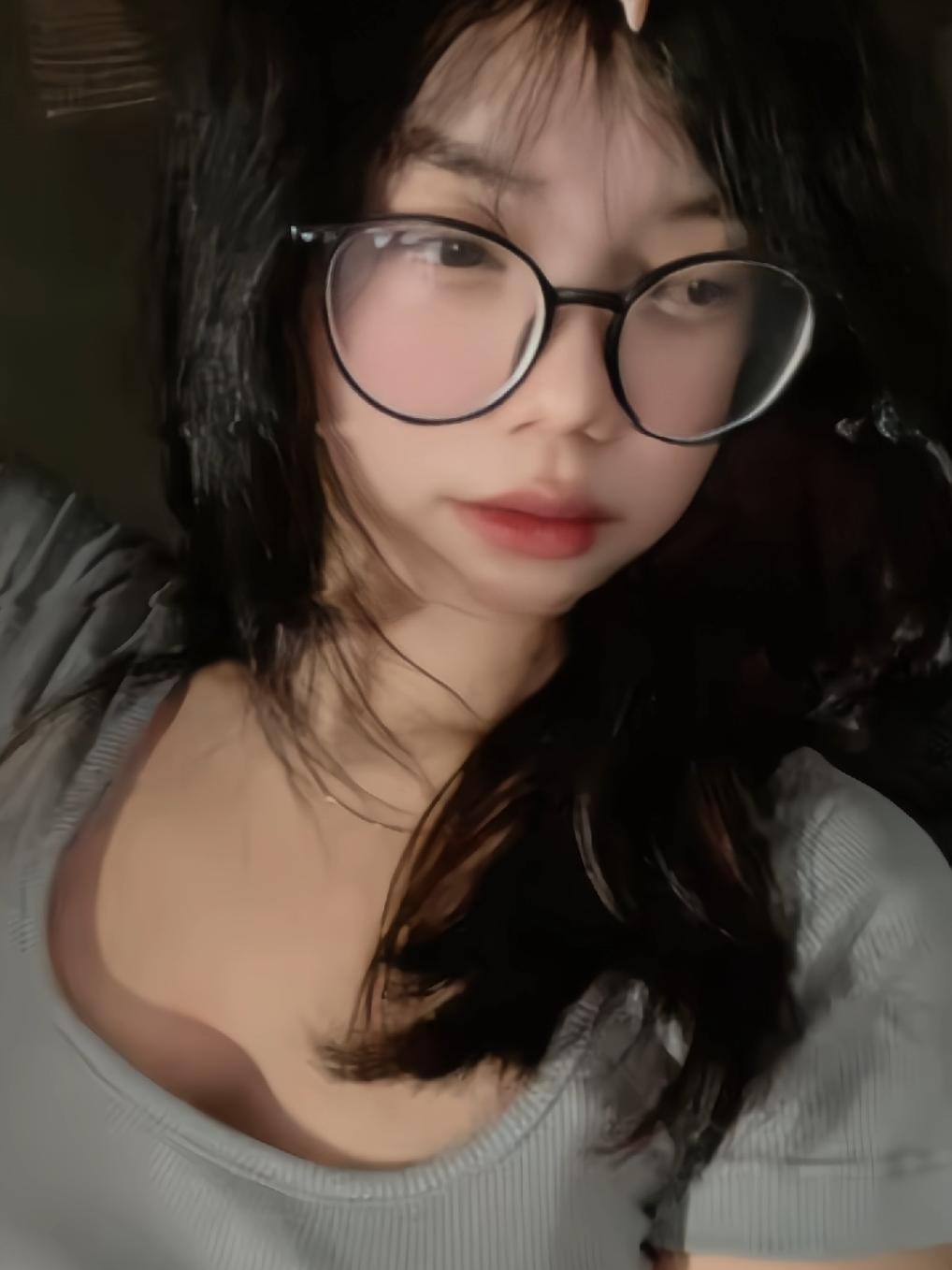 Kadang, aku bingung gimana caranya bilang kalau aku sayang kamu. Bukan karena aku nggak mau, tapi karena rasa itu terlalu besar buat dijelasin pake kata-kata. Kamu tahu nggak, setiap kali aku lihat kamu senyum, rasanya kayak dunia berhenti sebentar. Semua jadi lebih indah, lebih ringan.   Aku nggak butuh alasan kenapa aku sayang kamu. Nggak karena kamu cantik atau pintar, walau itu semua bener. Aku sayang kamu karena kamu kamu. Cara kamu cerita soal hal-hal kecil yang bikin hari kamu jadi seru, atau gimana kamu inget hal-hal sepele yang bahkan aku lupa. Itu bikin aku sadar, kamu itu spesial.   Mungkin aku nggak selalu bisa jadi orang yang paling romantis atau paham apa yang kamu rasain. Tapi aku janji, aku bakal selalu ada buat kamu. Nggak peduli hari ini lagi cerah atau hujan, kamu nggak perlu jalan sendirian.   Kalau aku bisa bilang satu hal yang aku yakinin banget sekarang, aku cuma mau bilang ini: aku sayang kamu, lebih dari apa yang bisa aku tunjukin. Jadi, jangan pernah ragu sama aku, ya? #struggle2verse #4u 