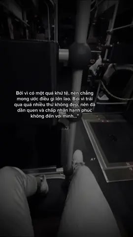 Bởi vì có một quá khứ tệ, nên chẳng mong ước điều gì lớn lao. Bởi vì trải qua quá nhiều thứ không đẹp, nên đã dần quen và chấp nhận hạnh phúc không đến với mình...