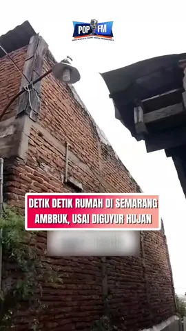 Sebuah rumah di Jl. Srirejeki Timur Raya, RT 11 RW 6, Kelurahan Gisikdrono, Semarang Barat, roboh pada Selasa (16/9) sekitar pukul 16.10 WIB. Tidak ada korban jiwa. Insiden diduga terjadi akibat hujan deras yang mengguyur wilayah tersebut.  Source : trisakti jawa #popfmindonesia #rumah  #roboh  #semarang 
