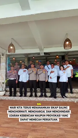 Bertempat di Pandawa Seaview, Jalan Pantai Pandawa, Desa Kutuh, Kecamatan Kuta Selatan, Kabupaten Badung, Kapolresta Denpasar KBP Muhammad Iqbal Simatupang, S.I.K., M.H., didampingi Kapolsek Kuta Selatan dan PJU Polresta Denpasar menggelar Sambang Kamtibmas bersama Forum Kerukunan Umat Beragama (FKUB) se-Kecamatan Kuta Selatan. Selasa (16/9)  Kapolresta Denpasar sangat mengapresiasi peran FKUB yang selama ini menjadi garda terdepan dalam menjaga kerukunan, toleransi, dan persaudaraan di tengah keberagaman dengan terus menanamkan sikap saling menghormati, menghargai, dan menghindari ujaran kebencian maupun provokasi yang dapat memecah persatuan. Dengan kebersamaan dan doa seluruh tokoh agama, kamtibmas pasti akan senantiasa terjaga.  Sambang Kamtibmas ini berlangsung penuh keakraban dan menjadi wadah dialog penting antara Polri dan tokoh lintas agama. Melalui pertemuan ini, diharapkan tercipta kerja sama yang lebih erat dalam menjaga kerukunan, keamanan, dan kenyamanan masyarakat di wilayah Kuta Selatan.