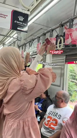 Ini serius ada produk gratis ke KRL?!!! Ini kan Colla-Boost Laushine seharga 200 ribuan apa ga rugi nih di tempelin gini?!! #laushinekrl #gerbonglaushine #krllaushine #laushinedikereta #iklankrl 
