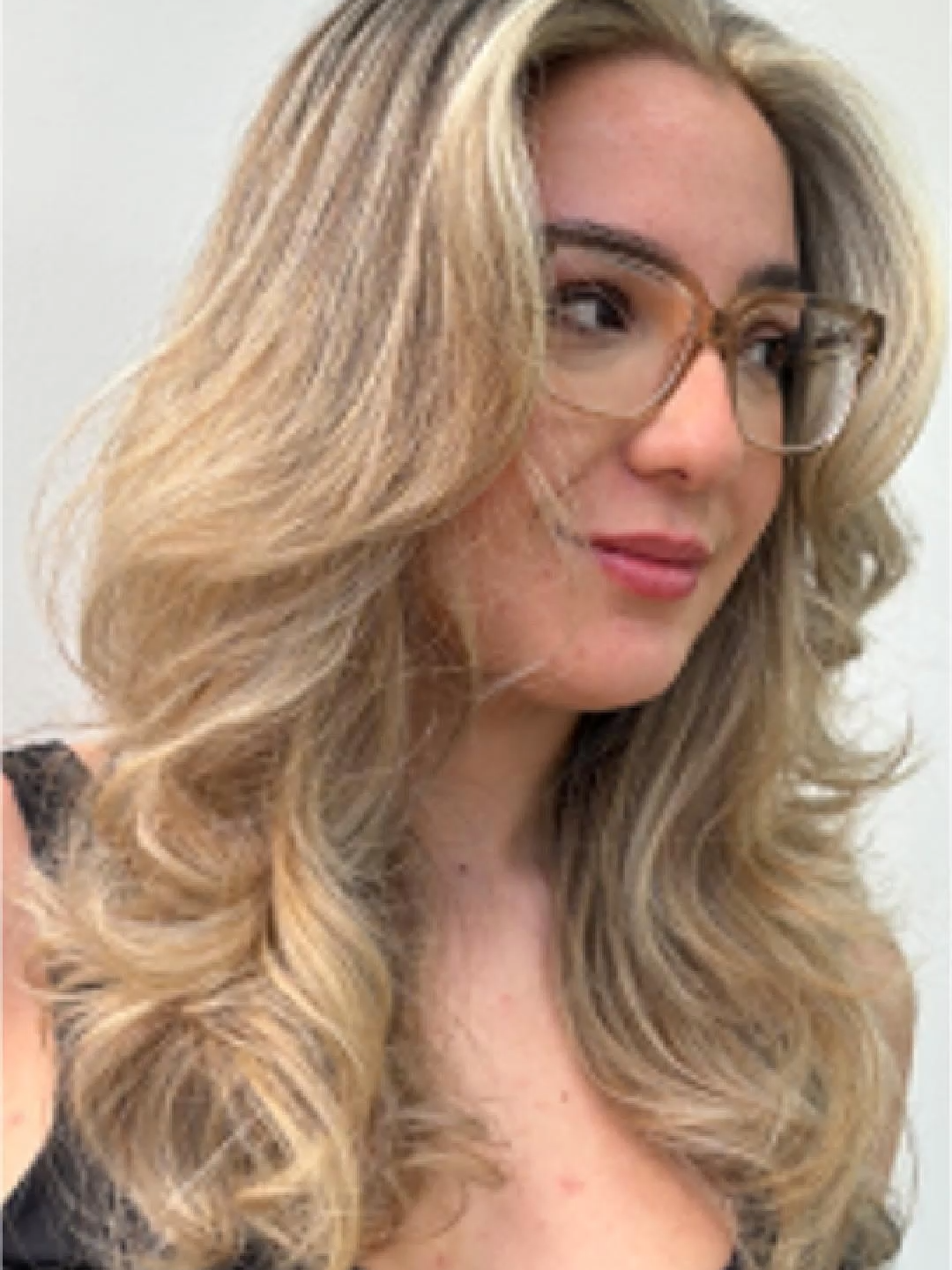 A máscara Matizadora Black Blond Up Anti Yellow foi especialmente desenvolvida para remover o amarelado dos fios loiros, grisalhos e brancos, causados pela ação do tempo, nicotina, poluição, raios UV e coloração. Seu efeito é gradual e progressivo. #matizador #mascaramatizadora #blondehair