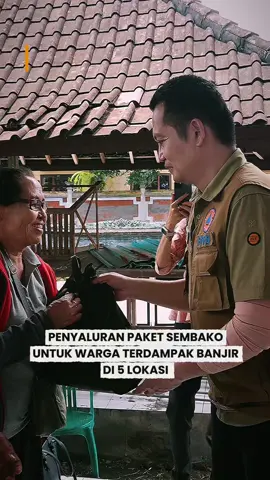 Pemerintah Kabupaten Jembrana kembali menyalurkan paket sembako kepada warga terdampak banjir di 5 lokasi diantaranya Kelurahan Pendem, Dauhwaru, Loloan Timur, Tegalcangkring dan desa Banyubiru, Selasa (16/9). Selain itu, Bupati Kembang Hartawan mengajak seluruh stakeholder dan masyarakat untuk bersama-sama bergotong-royong membantu para korban banjir dan membersihkan lingkungan agar semua dapat beraktivitas seperti normal seperti biasanya. Demi Jembrana, Pasti Bisa! #banjir #bantuansosial #banjirjembrana #banjirbali #jembrana @BPBD Kabupaten Jembrana @dinsos jembrana @Dinas Kominfo Jembrana @Kelurahan Dauhwaru @Kelurahan Loloan Timur @literasiloloan @PEMERINTAH KEL.TEGALCANGKRING @PemdesBanyubiru @Pemerintah Kecamatan Mendoyo @Kecamatan Jembrana @kecamatannegara 