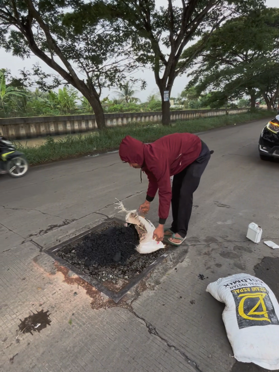 Jangan anggap sepele lubang di jalan. Satu lubang bisa mengundang celaka, dari motor tergelincir sampai nyawa melayang.  Yuk sama-sama peduli, karena keselamatan rakyat tidak boleh menunggu. #bapakmilenial #lubang #aksisosial #infopasarkemis #inforajeg 