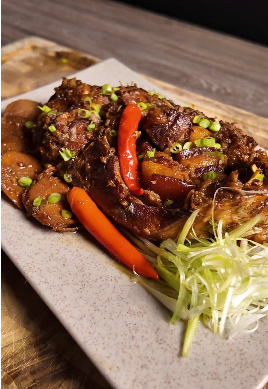 Kho cá nhưng thịt ba chỉ luôn hết trước 🤣🤣 Phần 192: Cá kho riềng Cách làm: - cá chắm (1kg) cắt khúc sơ chế sạch - cho 2 thìa đường, 2 thìa nước vào nồi, đun cho đường chuyển màu rồi thêm khoảng 1l nước vào - lót giềng thái lát, hành tím đập dập vào nồi - thêm cá chắm và thịt ba chỉ - thêm 3 thìa nước mắm - 1 thìa cf mì chính - 2 thìa cf muối hạt - 1 thìa hạt nêm - 1/2 quả chanh sẽ giúp khử tanh - thêm nước màu vừa đun vào - đun nhỏ lửa trong 1h rồi tắt bếp nghỉ khoảng 15p rồi đun thêm khoảng 1h cho nước rút bớt là xong ( nếu có điều kiện thì có thể kho khoảng 8h để xương mục ra sẽ càng ngon nhé 🤣🤣)  #Quancooking #ĐỗQuân #vtvcab #asmrfood #cakho 