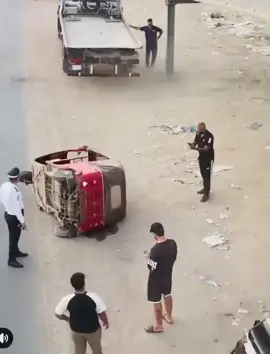حاول رجل الامن منعه لكنه قام بفعلته.. مواطن يحرق دراجته 