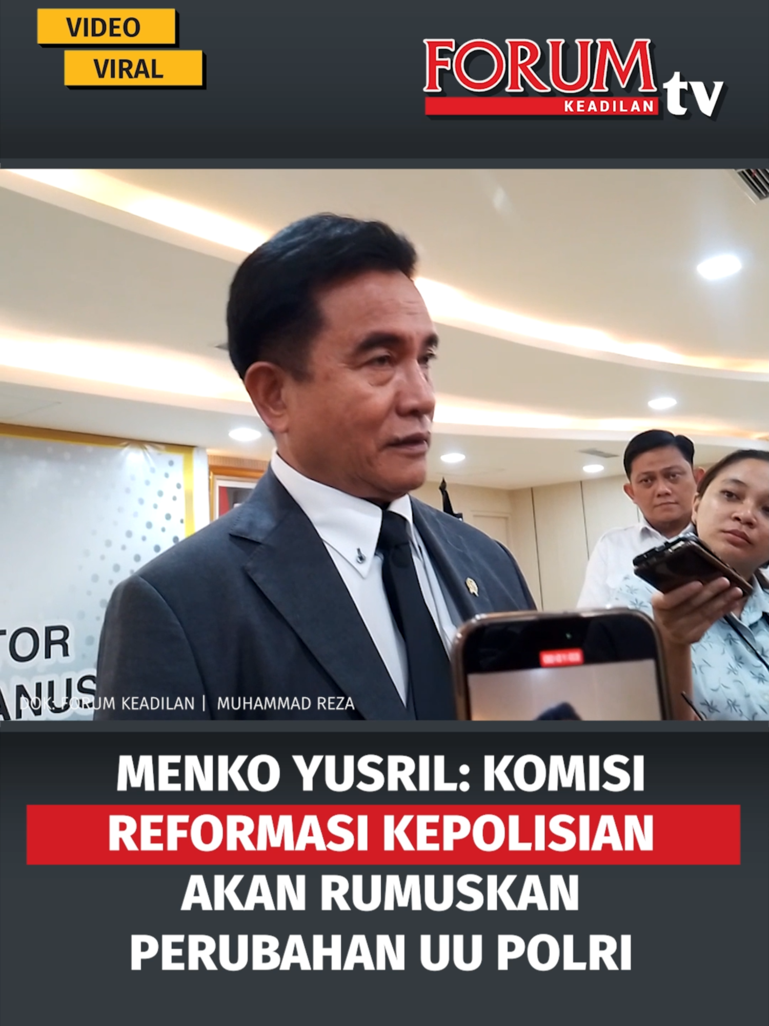 Menteri Koordinator Bidang Hukum, Hak Asasi Manusia, Imigrasi, dan Pemasyarakatan (Menko Kumham Imipas) Yusril Ihza Mahendra menyampaikan bahwa pemerintah segera membentuk Komisi Reformasi Kepolisian. Komisi ini nantinya akan memiliki peran lebih luas dibanding Komisi Kepolisian Nasional (Kompolnas). Baca lainnya di forumkeadilan.com #yusrilihzamahendra #kemenkokumhamimipas #reformasipolri #kompolnas #presidenprabowo#pemerintah #keamanan #hukum #forumkeadilan