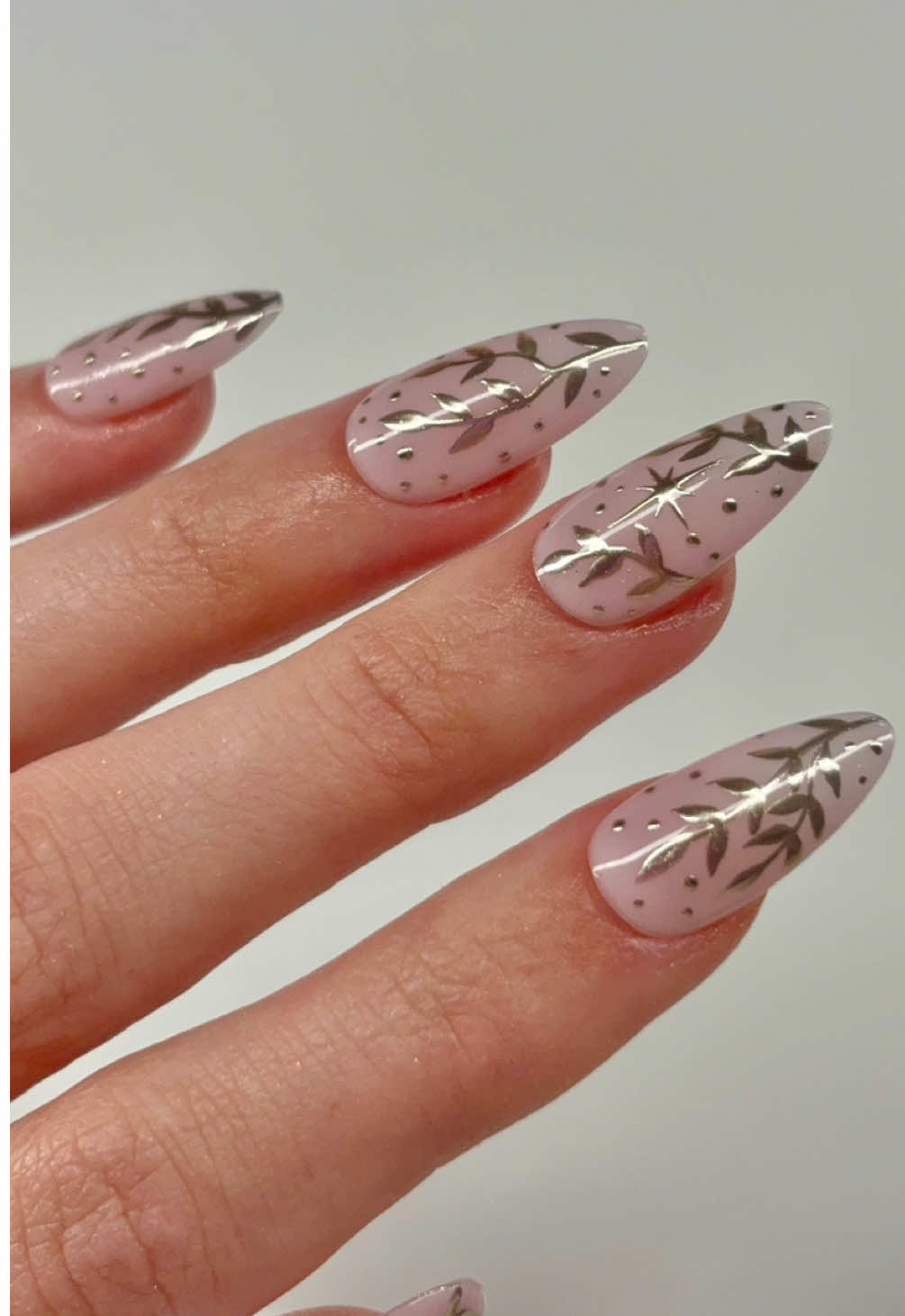 🍂✨ GOLD CHROME FLORALS ✨🍂 We’re taking nail art to luxe levels with this gold chrome floral leaves tutorial - created by @dreamcorenails using all Tickled Pinque Cosmetics 💅🎀 Follow along step by step and bring this look to life on your own nails 💖 Don’t forget to tag us @tickledpinque so we can feature your golden mani magic! #GoldChromeNails #FloralNailArt #TickledPinqueTutorial #AutumnNails