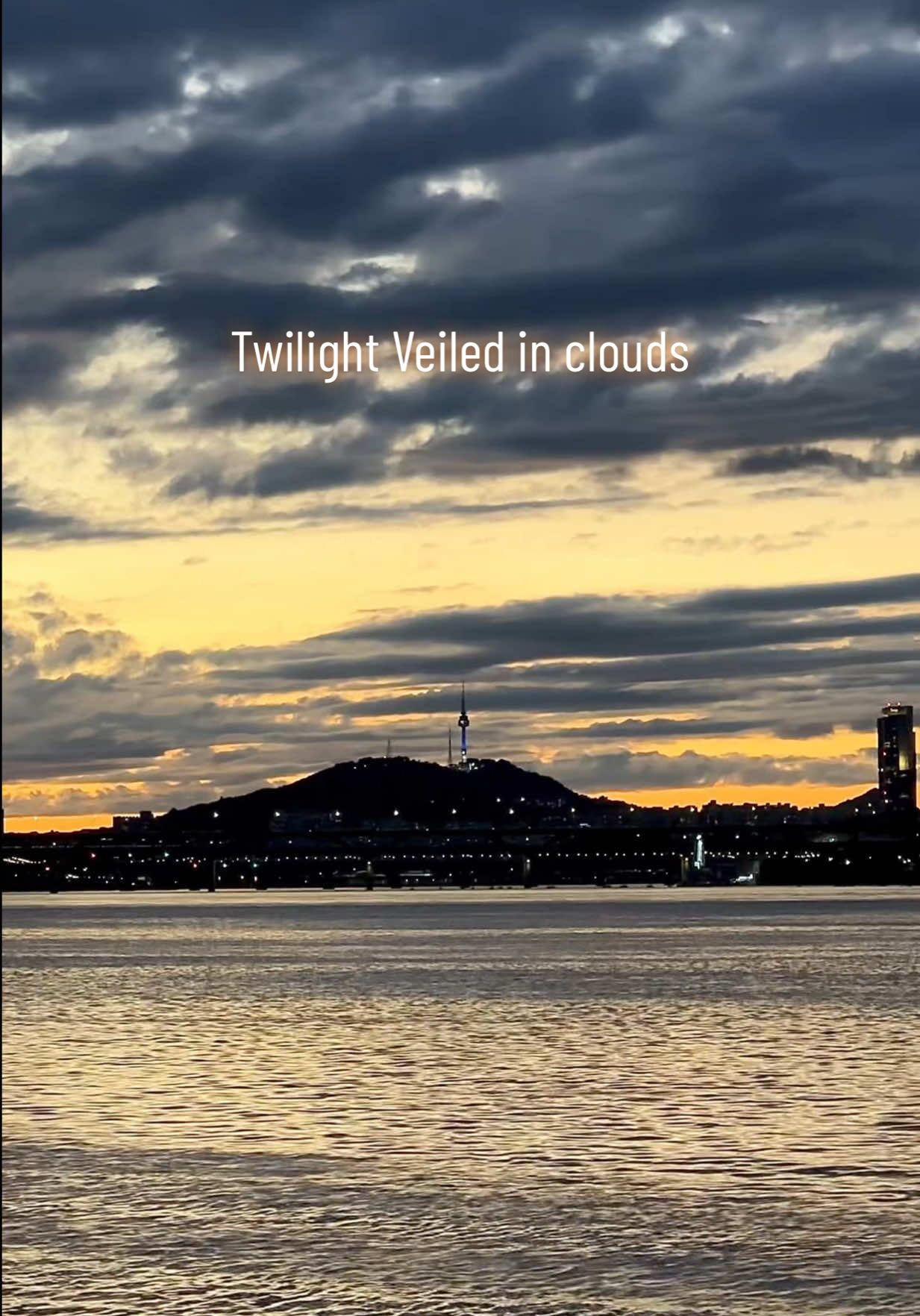 구름 속에 머문 노을“ Twilight Veiled in clouds #hangang #clouds #sunset #landscape #seoul 