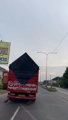 @okatzz_20 giwar giwar😝 #truckoleng #vidiotruk #trucklovers_indonesia #foryoupage #fyptiktok 