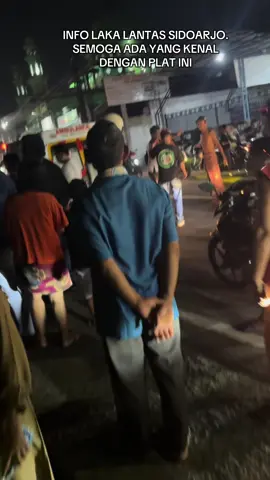 info dari saksi warga tadi korban sepedaan jejer atau beriringan sama teman atau saudaranya. gk tau kenapa tiba2 yg satu selip nobrok paggar yg satu jatuh agak jauh 20M an. monggo jika kenal sama plat nomer ini bisa di share ya rek .  gawe sampean kuabeh seng nang embong tetep ati2 ya rekk🙏🏻
