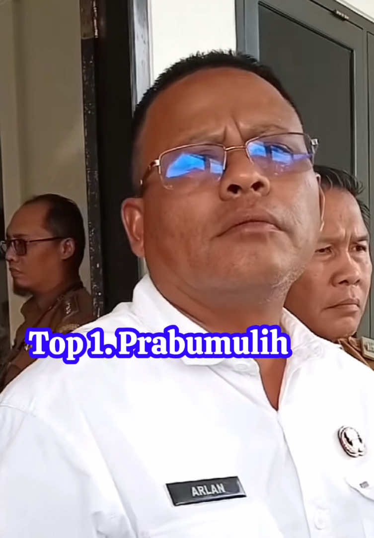 Gara-gara anak walikota bawa mobil ke sekolah, kepala sekolah & satpam malah dipecat? Kok bisa?   #kepalasekolah #walikota #prabumulih #arlan #fyp 