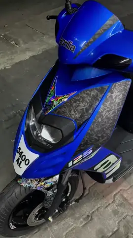 Aprilia sr125 custom stickers done .Mudguard and exhaust cover wrapped .Number plate done. . .#baztinte #forgedcarbon #wrapping #mauritius🇲🇺 #aprilia 