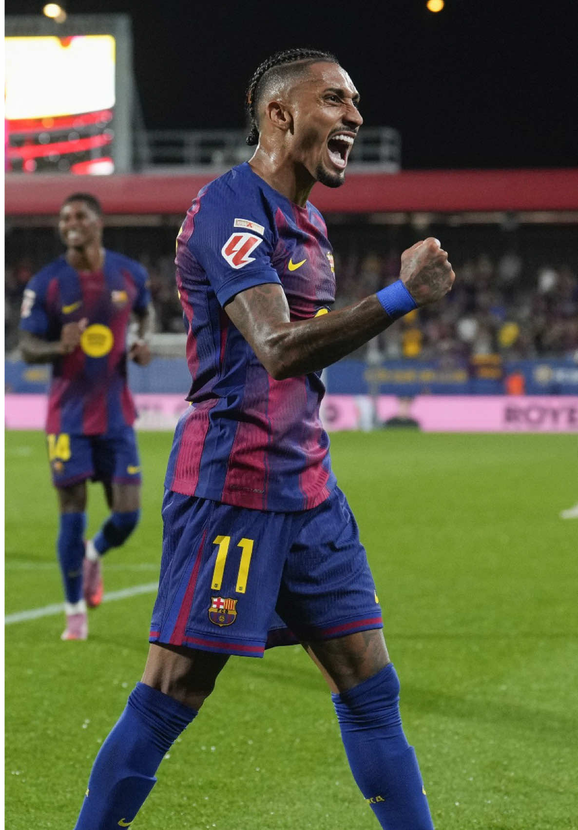 take the ball, pass the ball. 💙❤️  #LALIGAEASPORTS #LALIGAHighlights #DeportesEnTikTok #BarçaValencia 
