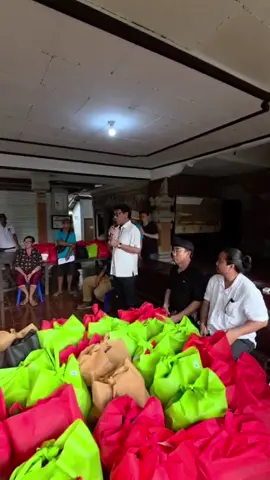 Menyerahkan bantuan sembako kepada warga terdampak banjir di Br. Sebual Desa Dangin Tukadaya dan Kelurahan Sangkaragung, Kabupaten Jembrana. Semoga bermanfaat ❤️
