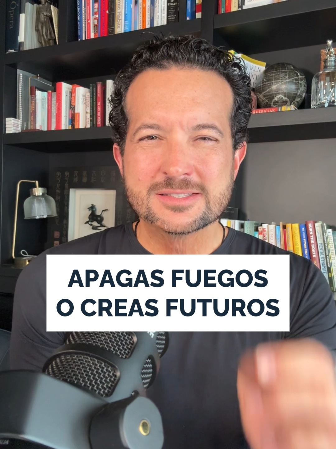 ¿Tu día se convierte en apagar incendios o en crear futuro? Vivir ocupado no es lo mismo que avanzar. Cuando reaccionas a lo urgente, terminas agotado y con la sensación de que lo esencial sigue pendiente. El verdadero liderazgo no está en resolver todo lo que aparece, sino en diseñar con intención el camino que quieres recorrer. Dedicar 15 minutos diarios a escribir lo que quieres lograr puede ser el filtro que guíe tus acciones.