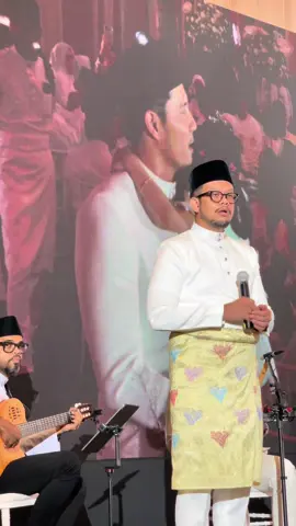 Lagu terakhir utk pasangan merpati 2 sejoli @Amira Othman @Fattah Amin  'Ketika Cinta Bertasbih' mengiringi perjalanan pengantin lelaki menuju ke pelamin untuk upacara sarung cincin. #setulustakdirfattahamira #unifitv 