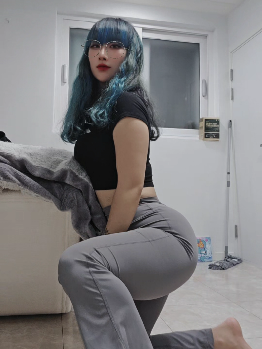 솔직히 운동 질린지 오래됐지만 먹고 살려고 운동 한다😫 확실히 예전보다 라인이 안빠지는데 내가 안하는 걸 어쩌겠어... 휴 #outfit #dance #leggings #gluteus 