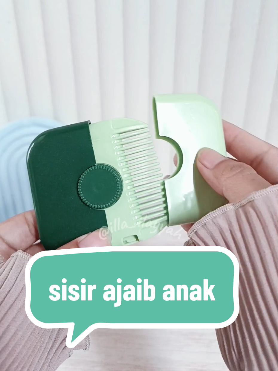 biasanya sebagian anak kurang nyaman kalau potong rambut di salon... sekarang sudah ada sisir ajaib yang jadi solusi ibu2 potong rambut anak dengan nyaman dan mudah di rumah saja... sambil nyisir2 manja anaknya.. #momlife #IRT #sisir 