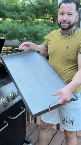 La instalé directamente en el grill de mi patio y fue un cambio total. Esta plancha de 25”x16” calienta súper rápido y distribuye el calor de forma pareja, lo que hace que todo se cocine perfecto, sin puntos fríos. Me encanta que tiene bordes altos, lo que facilita dar la vuelta a la comida sin que nada se derrame, y el canal para grasa es un detallazo que ayuda a mantener todo más limpio. Además, las asas desmontables hacen que moverla sea mucho más fácil. Es resistente, aguanta altas temperaturas sin deformarse, y el diseño está tan bien pensado que ahora me provoca cocinar afuera todos los días. #grill #outdoorcooking #grilling  #grills  #tonypicapica @Tony Pica Pica 