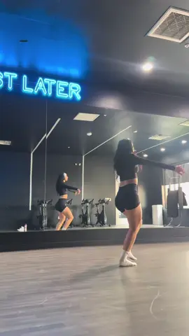 Bailando bachata style ✨ #bachata#baile#fyfreestyle#OOTD#gym#parati#bailes#fyp#bachata#dancing#bachatadance#fyp#bailes#parati#OOTD 