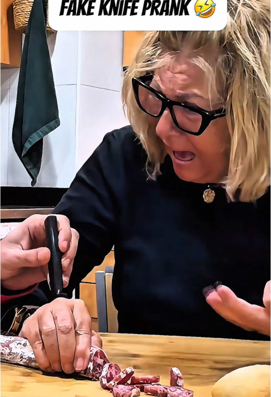 Fake Knife Prank 🤣🤣🤣#funnyvideo #funny #videoprank #fyp #foryou #haha #viral #viralvideo #prank #scared #scareprank #funnytiktok #fypシ #scare #hahaha #knife 