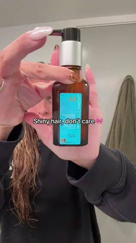A little drop, a lot of magic ✨ @Moroccanoil #moroccanhairoil #shinyhair #frizzcontrol #hairtok #BeautyTok 