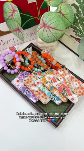 Olvídate de los regalos navideños aburridos: este monedero de muñeca con llavero es práctico, elegante y del tamaño perfecto para deslizar una tarjeta de regalo y agregar un agradecimiento extra. Ideal para profesores, compañeros de trabajo o cualquier persona en tu lista. #IdeasDeRegalosNavideños #MonederoLlavero #IdeaDeRegaloParaProfesores #PortaTarjetasDeRegalo #EsencialCotidiano