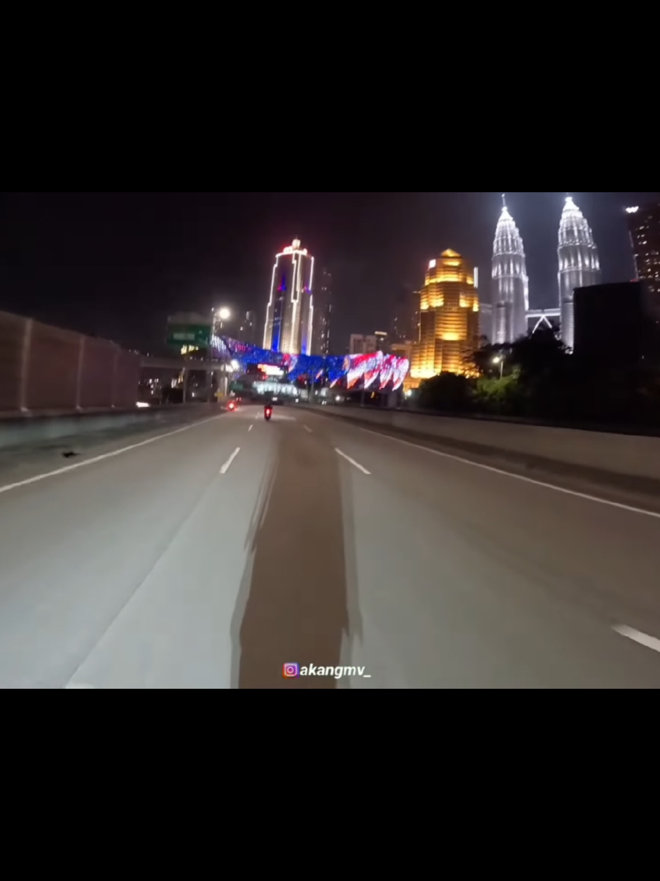 akhirnya akang NR di jalan tol kuala lumpur Malaysia viewnya keren banget 🔥😱 #akangmv06_ #akangmv #touring #motovlog #youtuber 