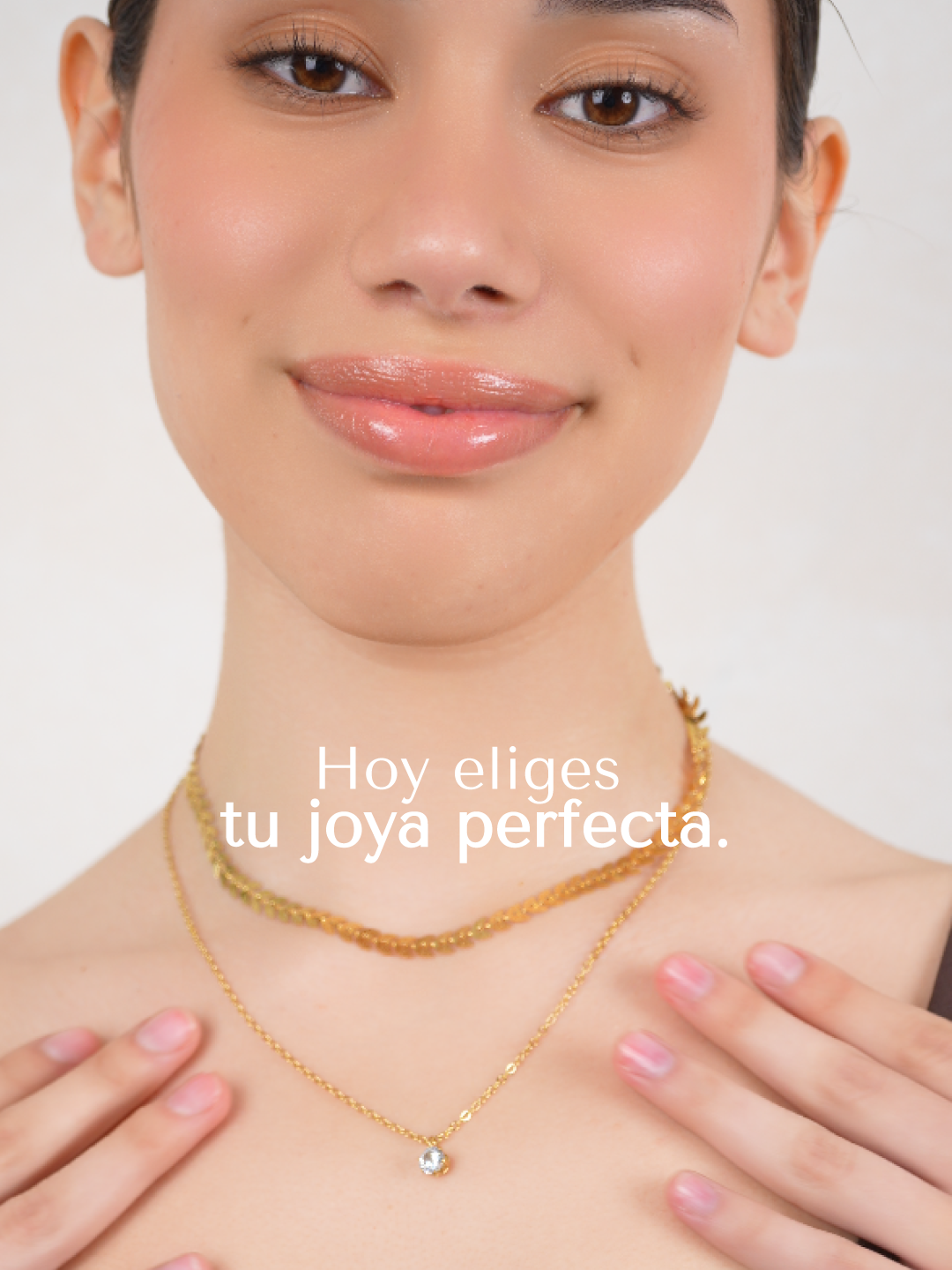 ✨ Hoy eliges tu joya perfecta.  Collares, anillos, aretes o pulseras…  Doradas, waterproof y atemporales como tu estilo. #Azzia #JoyasAzzia #TuJoyaPerfecta