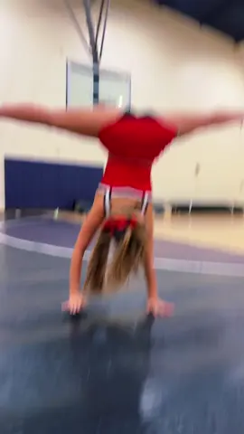 WHAT IS GOING ON BRUH 😭✌🏻 #fyp #foryou #flexible #funny #spllit #cheer 