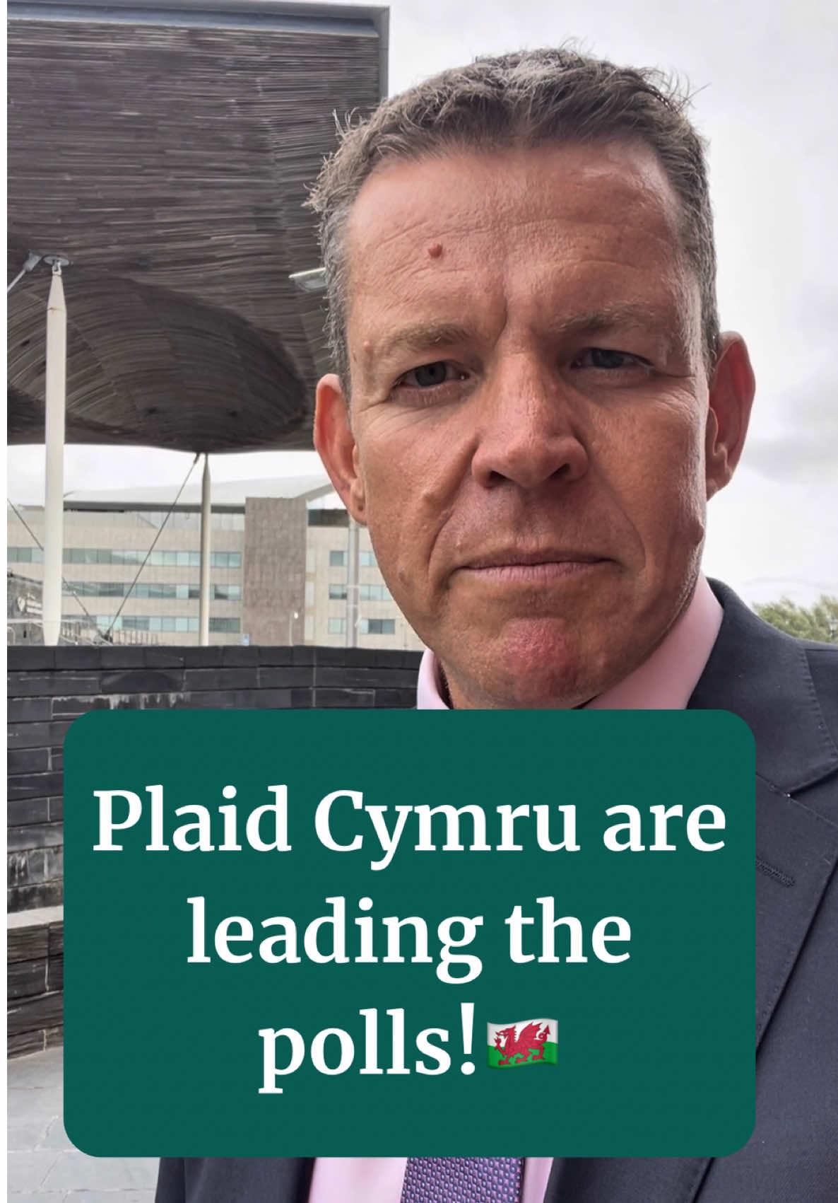 🚨NEWS JUST IN: Plaid Cymru are leading the polls! 🏴󠁧󠁢󠁷󠁬󠁳󠁿 The choice at the next election is clear – between a divisive, Reform party that doesn't care about Wales or a pro-Wales Plaid Cymru government that will stand up for Wales.  ________________ 🚨NEWYDDION YN TORRI: Plaid Cymru yn arwain y poliau piniwn! 🏴󠁧󠁢󠁷󠁬󠁳󠁿 Mae'r dewis yn yr etholiad nesaf yn glir – Reform sy’n poeni dim am Gymru, neu lywodraeth Plaid Cymru fyd yn sefyll fyny dros Gymru bob amser. @Plaid Cymru 