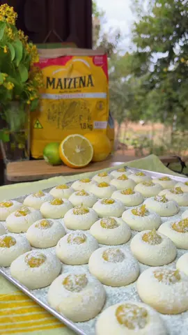 SEQUILHOS RECHEADOS COM CREME DE LIMÃO 🍋 Feitos com @MaizenaBrasil, que garante aquela textura perfeita e que derrete na boca! 😍 ✔ INGREDIENTES: Creme de limão: 1 colher de sopa de Maizena Raspas de 1 limão 1 xícara de açúcar 2 gemas 1 ovo 6 gotas de essência de baunilha 2 colheres de sopa de manteiga sem sal Sequilhos: 1 caixinha de leite condensado Raspas de 1 limão siciliano 2 colheres de sopa de manteiga sem sal 500g de Maizena Suco de meio limão siciliano #NaBocaDoPovo #Sequilhos #CremeDeLimão #ReceitaFácil #BiscoitoCaseiro    